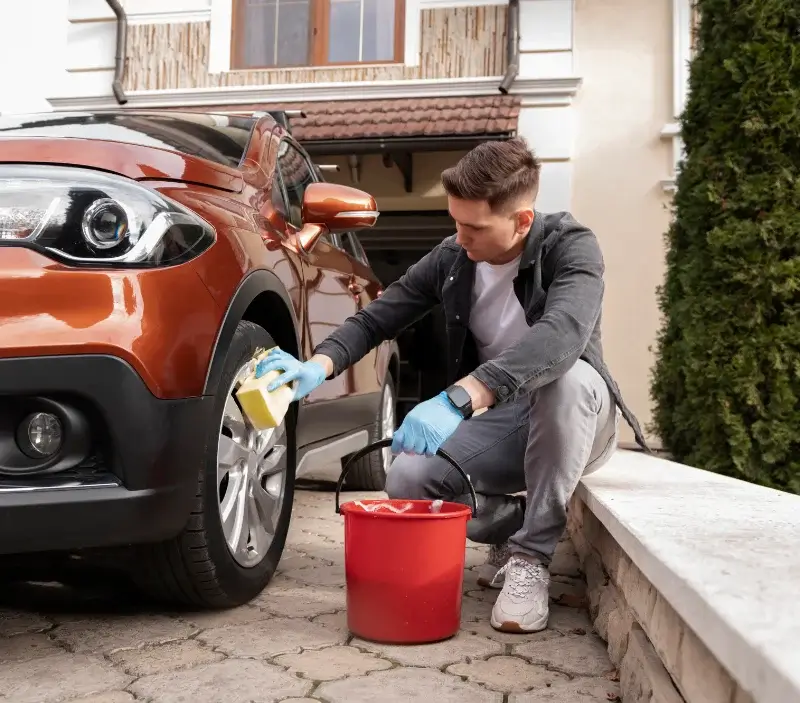 Lavage auto à domicile Pierrelaye : professionnel intervenant sur un véhicule